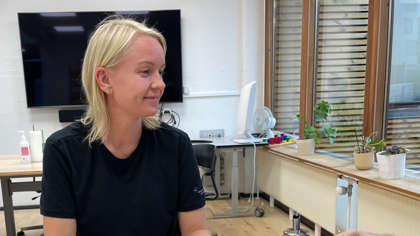 Smilende kollega ved bord